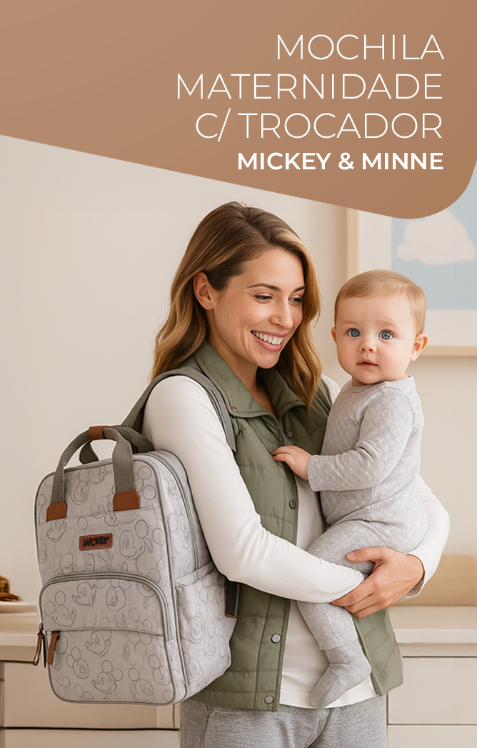 Mãe sorridente segurando bebê no colo e usando mochila maternidade cinza com estampa do Mickey e Minnie, acompanhada de trocador, em ambiente aconchegante.
